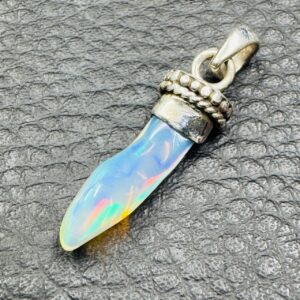 Pendentif en opale de Welo