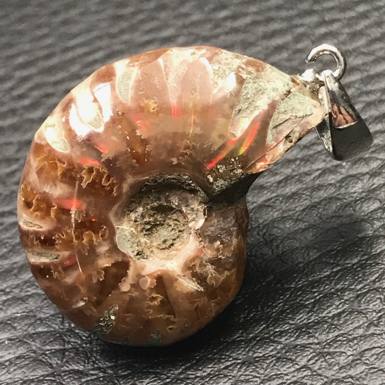 Pendentif ammonite opalisée de Madagascar (réf pam16)