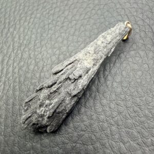 Pendentif en Cyanite Noire