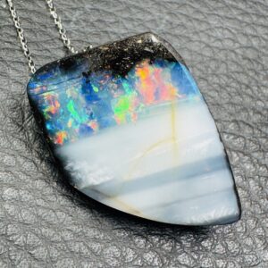 Pendentif en Opale Noire