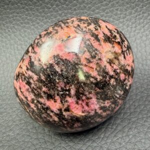 Galet en Rhodonite