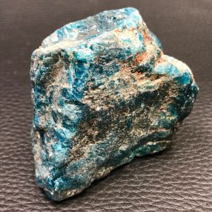 Bloc brut en apatite bleue de Madagascar (réf abb8)