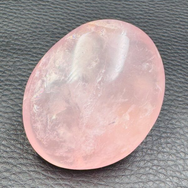 Galet en Quartz Rose de Madagascar (réf qr4) – Image 3