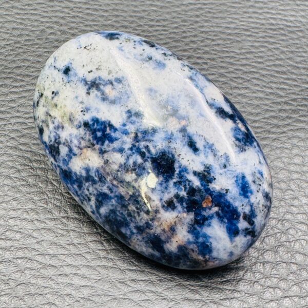 Galet en Sodalite du Pakistan (réf sb3) – Image 3