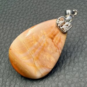 pendentif en bois fossilisé