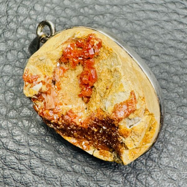 Pendentif Cristaux de Vanadinite du Maroc (réf pv11) – Image 3