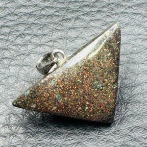 Pendentif en opale noire