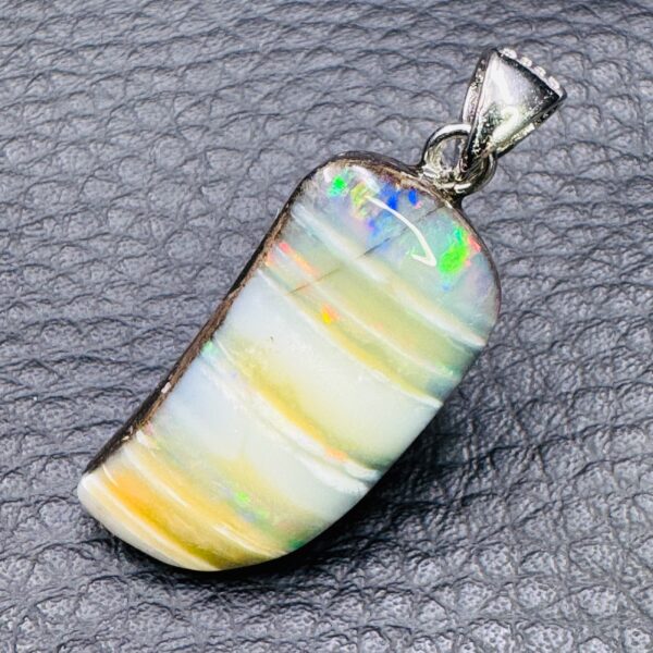 Pendentif en Opale Noire