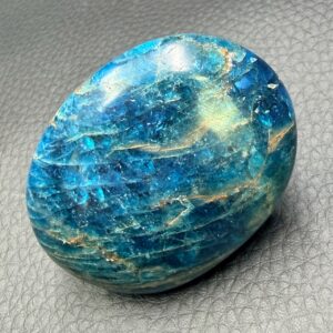 Galet en Apatite Bleue