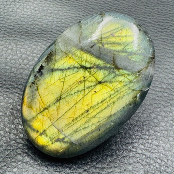 Galet de labradorite de Madagascar (réf gl20) – Image 3