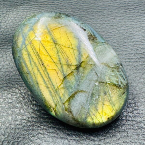 Galet de labradorite de Madagascar (réf gl20) – Image 2