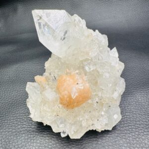 Stilbite sur Apophylite