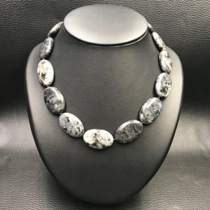 Collier perles ovales en Larvikite de Norvège (réf lar1)