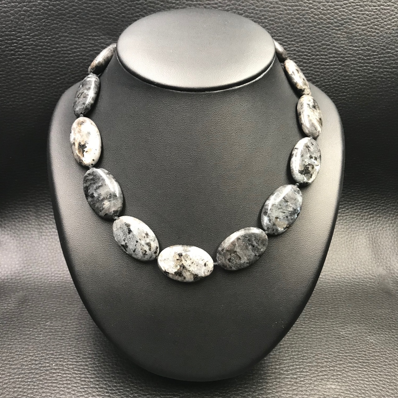 Collier en Larvikite de Norvège “perles ovales” (réf lar1)