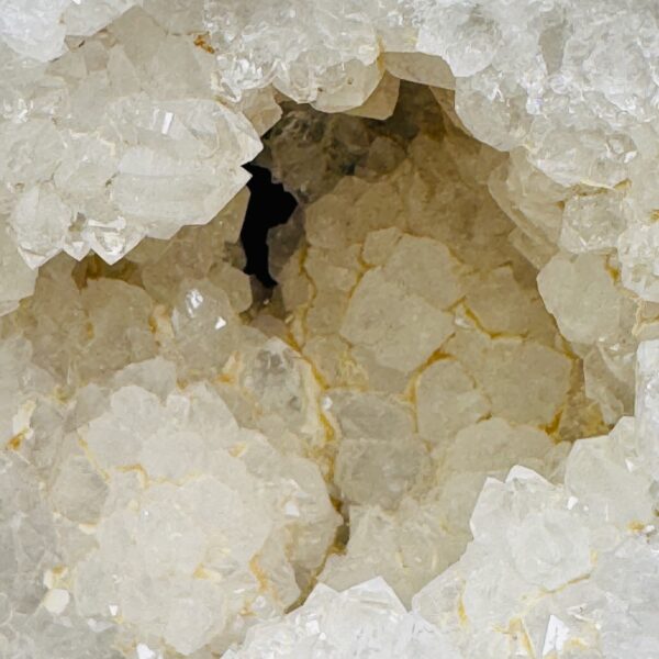 Géode de cristal de roche 1,741 kg (réf gcr8) – Image 3