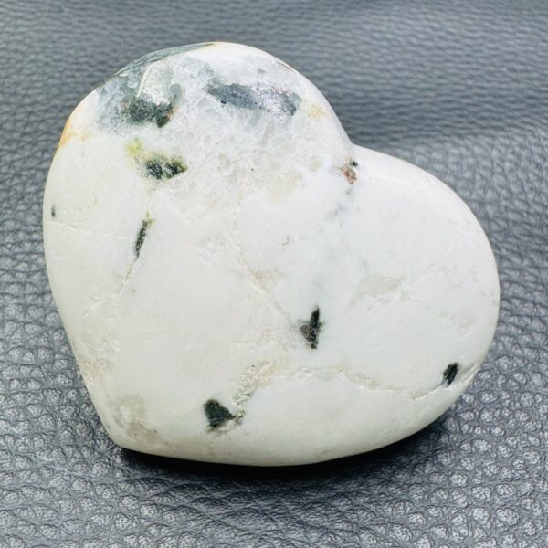 Coeur en Quartz à Inclusions de Tourmaline (réf git6) – Image 2