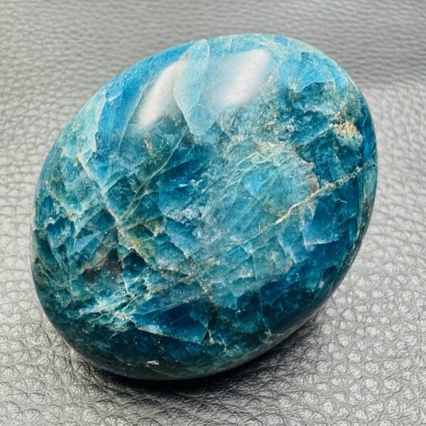 Galet apatite bleue de Madagascar (réf ap10) – Image 2