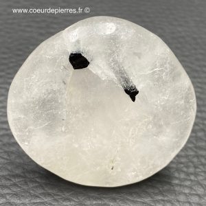 Galet cristal de roche, quartz a inclusions de tourmaline (réf git9)