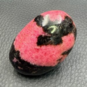Galet en Rhodonite