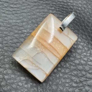 Pendentif en pierre de lune blanche