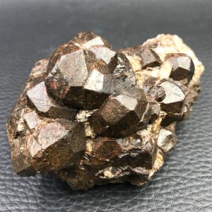 Amas de grenat almandin du Var 0,350 kg (France)