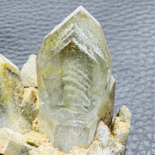 Druse de Cristal de Roche avec Diopside "Fantôme" (réf qd2) – Image 3