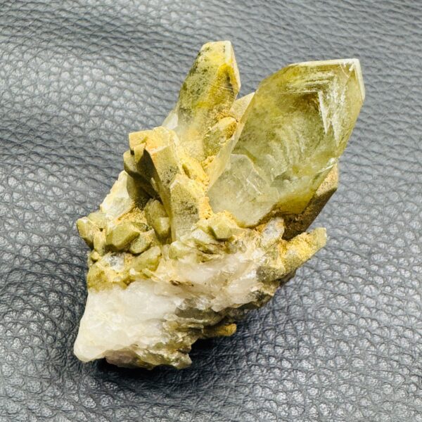 Druse de Cristal de Roche avec Diopside "Fantôme" (réf qd2) – Image 4