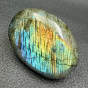 Galet de labradorite