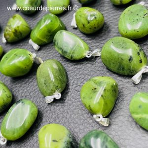 Pendentif en jade néphrite du Canada « en pierre roulée »