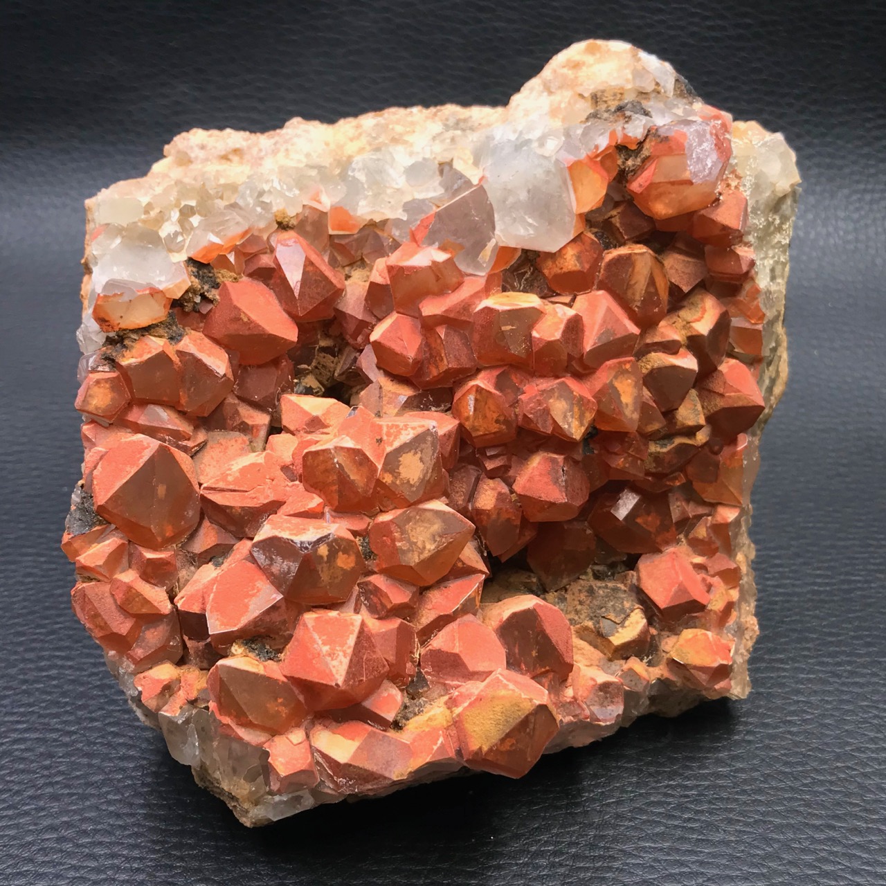Druse de quartz hematoïde du Puy de Dôme, France (réf dqh1)