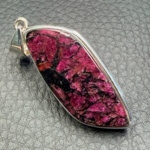 Pendentif en Eudialyte