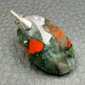 Pendentif en Jaspe Sanguin Héliotrope