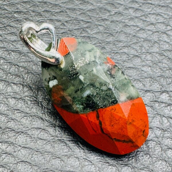 Pendentif en Jaspe Sanguin Bréchique de Madagascar (réf js10) – Image 4