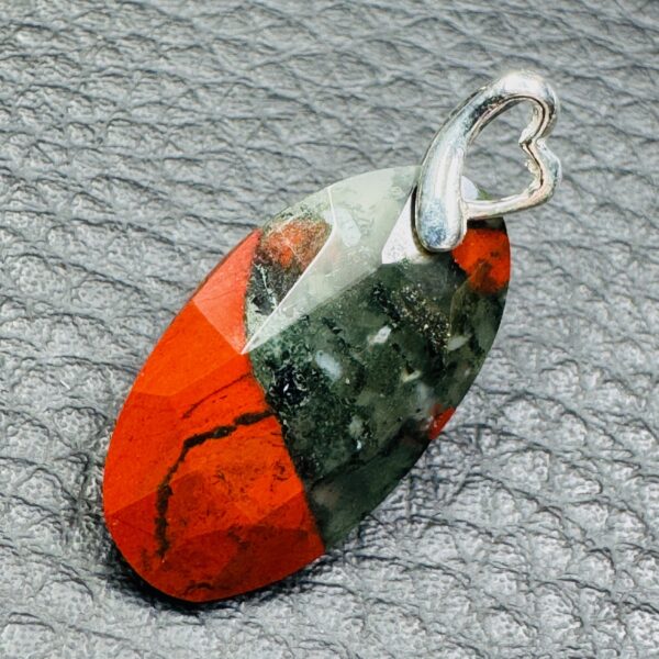 Pendentif en Jaspe Sanguin Bréchique de Madagascar (réf js10) – Image 3