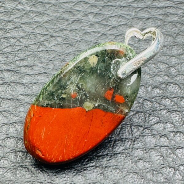 Pendentif en Jaspe Sanguin Bréchique de Madagascar (réf js10) – Image 2