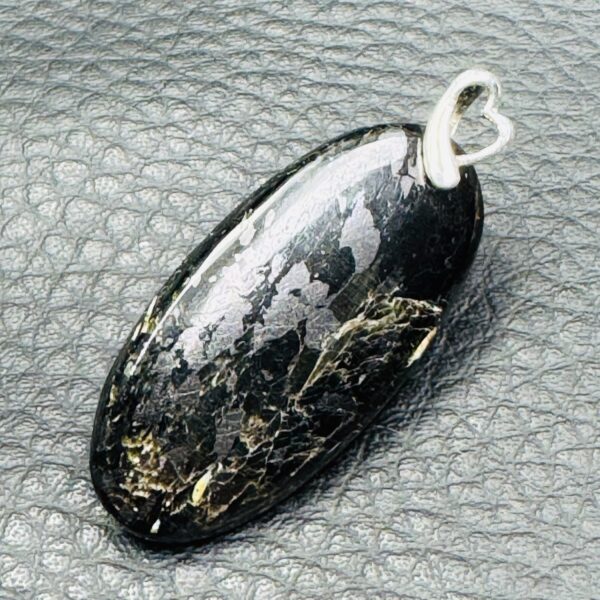 Pendentif en Nuumite "Extra" du Groenland (réf nu3) – Image 2
