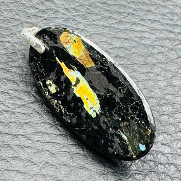 Pendentif en Nuumite "Extra" du Groenland (réf nu3) – Image 3