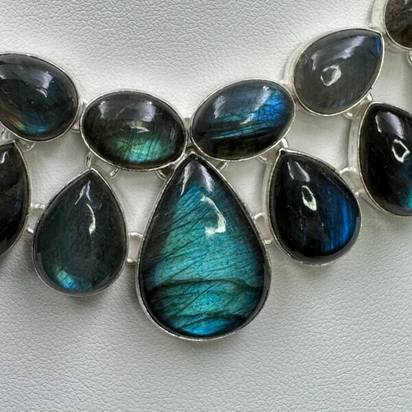 Collier en Labradorite de Madagascar (réf cla5) – Image 4