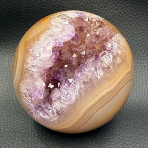 Sphère d'agate avec améthyste