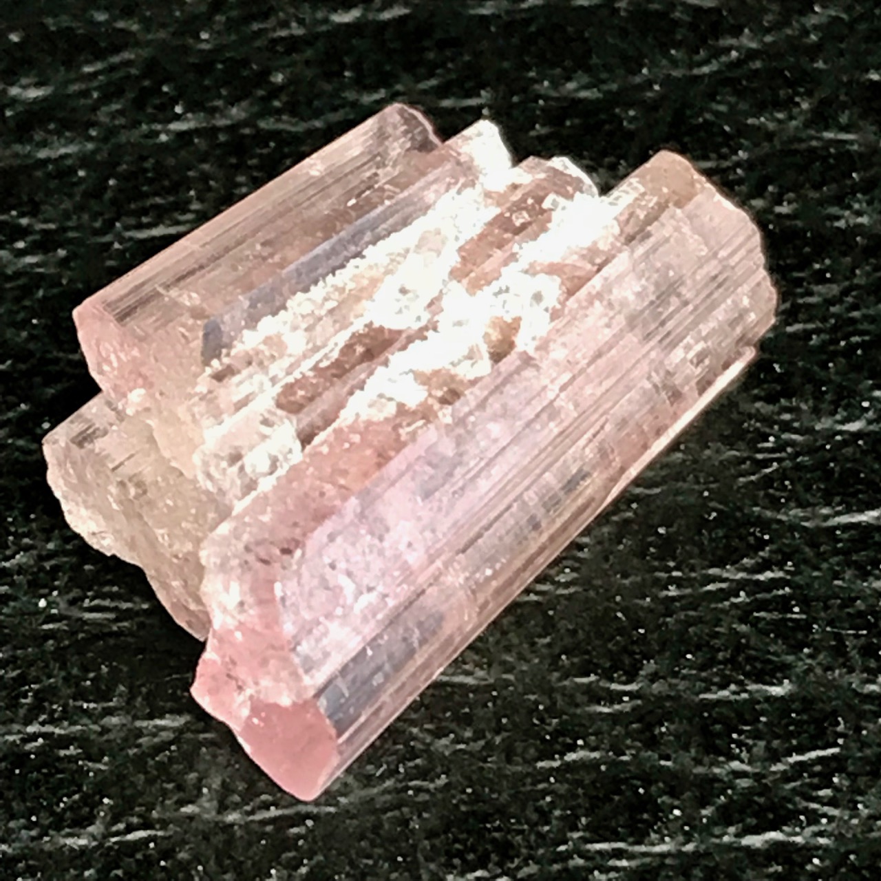 Tourmaline rubellite du Brésil cristal brut 10 carats (réf ptr11)