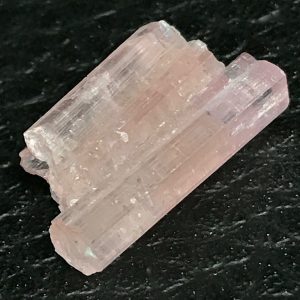 Tourmaline rubellite du Brésil cristal brut 10 carats (réf ptr11)
