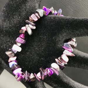 Bracelet chips en sugilite d’Afrique du sud (rare).