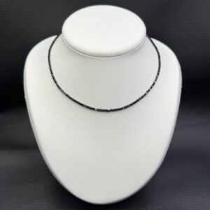 Collier en Spinelle Noire