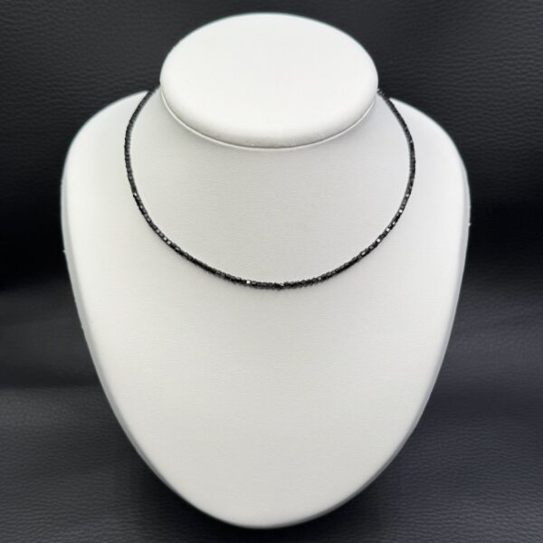 Collier en Spinelle Noire