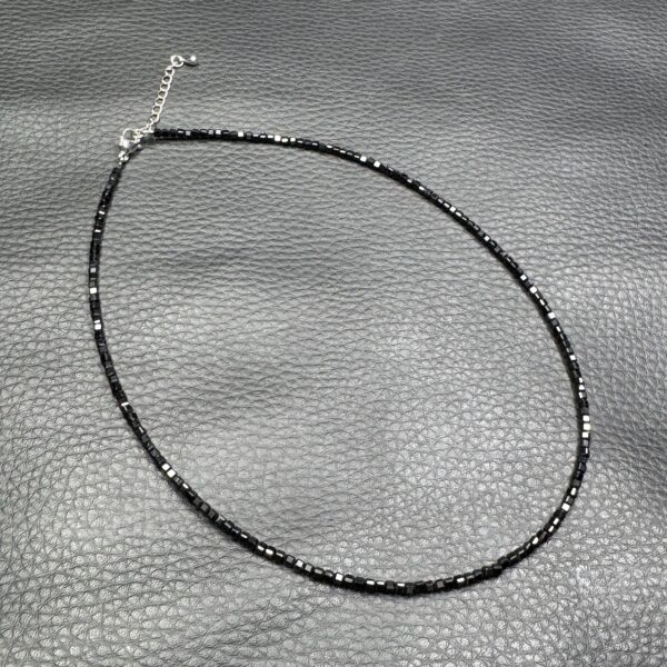 Collier en Spinelle Noire "micro perles" (réf cspi4) – Image 3