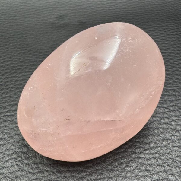 Galet en Quartz Rose de Madagascar (réf qr9) – Image 2