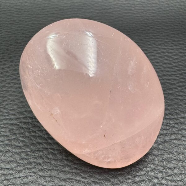Galet en Quartz Rose de Madagascar (réf qr9) – Image 3
