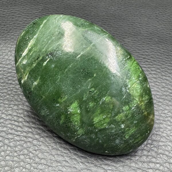 Galet en Jade du Pakistan (réf jad10) – Image 3