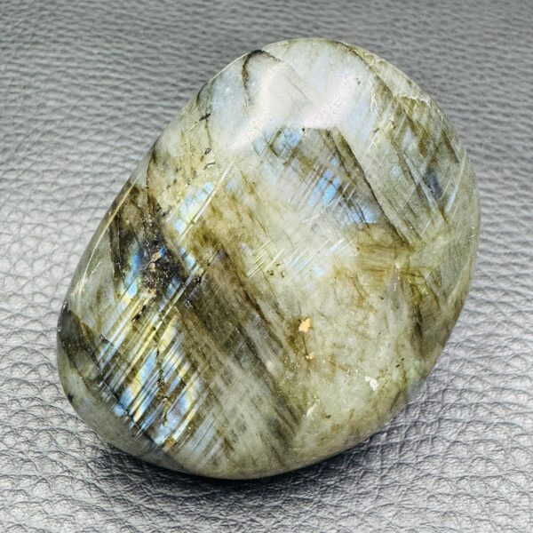 Galet de labradorite de Madagascar (réf gl43) – Image 2