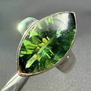 Bague avec Moldavite Gemme